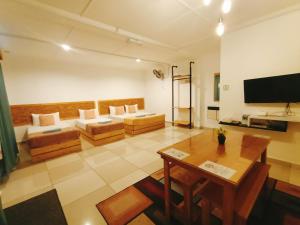昆达桑Bayu Senja Lodge的客厅配有沙发和桌子
