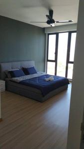Bagan JermalJazz 313 Cosy 2-Bedroom Suite with Pool & Seaview的一间卧室配有一张床和吊扇