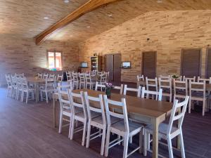 圣马丁德拉韦加Granja escuela con Bungalows的用餐室配有木桌和白色椅子