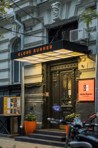 基辅Globe Runner Hotel & Hostel的大楼内带有电话机标志的商店