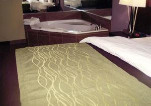 多森Comfort Inn & Suites Dothan East的酒店客房配有一张床和浴缸。