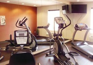 多森Comfort Inn & Suites Dothan East的健身房,室内有3辆健身自行车