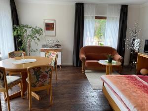 Wimbach乌特穆勒宾馆的客厅配有床和桌椅