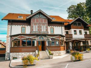 巴特黑灵Gasthof Franziskibad的棕色和白色的大房子
