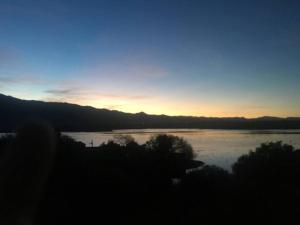 塔里哈Cabaña a orillas del Lago的日落在一大片水面上