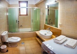 圣特里亚斯Villa Belair的一间带水槽、卫生间和镜子的浴室