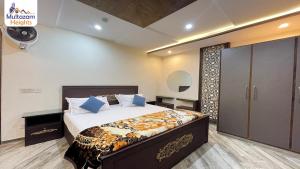 拉合尔Multazam Heights, DHA Phase 8的一间卧室,卧室内配有一张大床