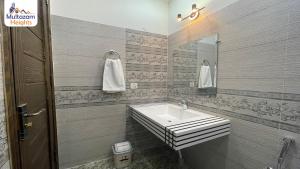 Multazam Heights, DHA Phase 8的一间浴室