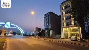 拉合尔Multazam Heights, DHA Phase 8的一条城市街道,有一座建筑和一座桥梁