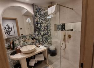 切尔沃港Hotel delle Rose的一间带水槽和淋浴的浴室