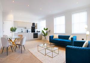 斯卡伯勒The Salisbury - Luxury Apartments by Stay In Scarborough的客厅配有蓝色的沙发和桌子