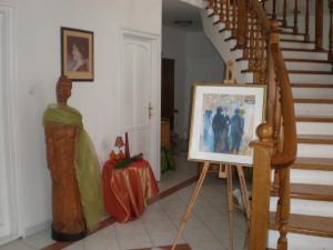 瑙吉考尼饶格里利亚酒店的楼梯旁的画架