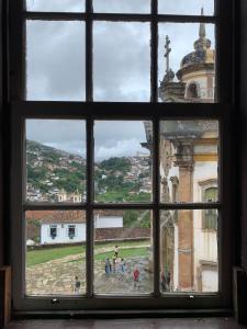 欧鲁普雷图Pouso dos Sinos的从大楼的窗户欣赏到城市美景