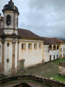 欧鲁普雷图Pouso dos Sinos的一座古老的建筑,上面有一个钟楼