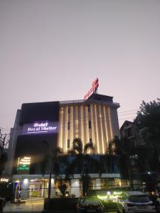 瓦皮Hotel Royal Shelter的顶部有起重机的建筑