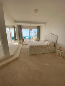 CabeçadasVilla Nº25b Alfredo Marchetti suites on the beach Praia di Chaves的一间卧室配有一张床,享有海景