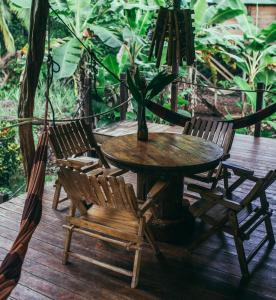 小玉米岛ENSUEÑOS Natural Reserve Big House的木制甲板上的木桌和椅子