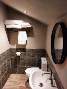 WinewallTrawden Arms Community Owned Pub的一间带水槽和镜子的浴室