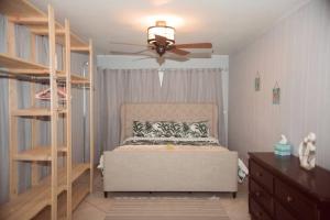 维洛海滩Charming home, minutes from the beach的一间卧室配有一张床和吊扇
