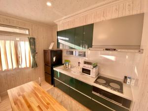 轻井泽Polar House ShinKaruisawa1 - Vacation STAY 00271v的厨房配有炉灶和微波炉。