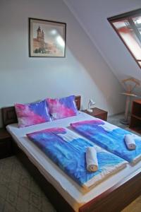埃格尔布巴拉文德哈兹公寓的卧室配有蓝色和粉色的大床