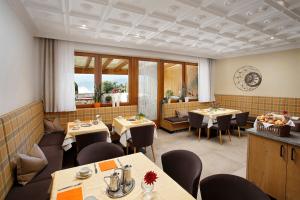 蒂鲁罗特里舍霍夫贾尼酒店的一间在房间内配有桌椅的餐厅