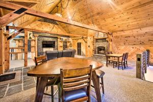 ReedsvilleTimberland Estates Cabin Close to Trails!的小屋内带桌椅的用餐室