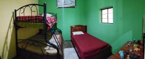 基多CASA VIEJA del Centro Historico的绿色客房内设有两张双层床的房间
