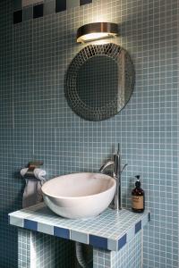 邦巴拉尔Flat 23的一间带碗水槽和镜子的浴室
