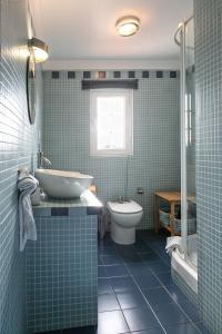 邦巴拉尔Flat 23的一间带水槽、浴缸和卫生间的浴室