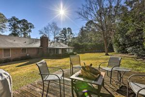 多森Quiet Dothan House with Fenced Yard and Fire Pit!的一组椅子和一张桌子,位于房子前面