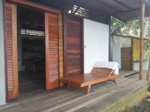 伊塔卡雷Fazenda Refazenda的房屋内木门廊和长凳