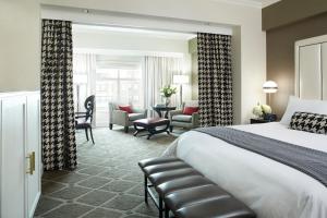 波士顿Hotel Commonwealth的酒店客房设有床和客厅。