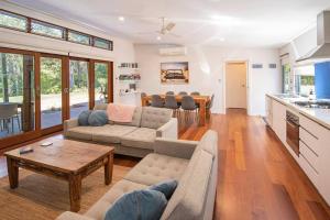 Blue Haven Margaret River tranquil bush retreat的休息区