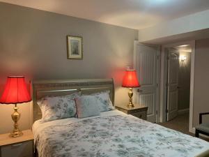 萨里Mae Sweet Home的一间卧室配有一张床,两台桌子上放着两盏灯