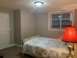 萨里Mae Sweet Home的一间卧室配有一张带灯和窗户的床