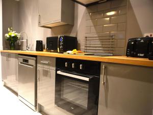 Rock FerryThe Mersey Apartment @ Liver House的厨房配有不锈钢用具和台面