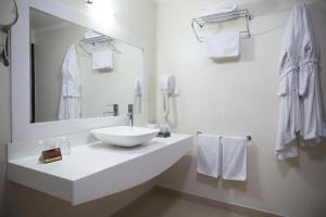 安卡拉古客特酒店的浴室配有盥洗盆、镜子和毛巾