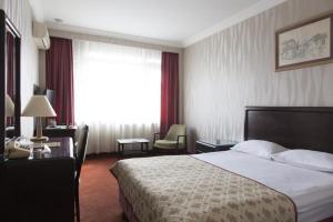 安卡拉古客特酒店的配有一张床、一张书桌和一扇窗户的酒店客房