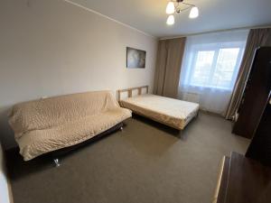 赤塔基罗瓦16德卡布里斯特公寓的一间小卧室,配有床和窗户