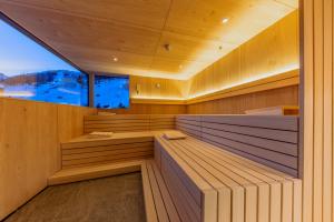 圣安东阿尔贝格立方米酒店的木质建筑中带大窗户的桑拿浴室