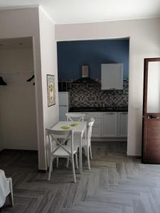锡拉库扎Casacecilia relax的一间配备有白色桌椅的用餐室