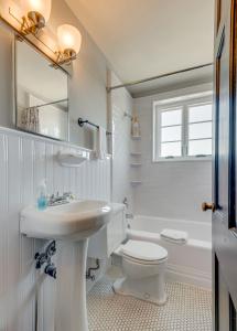 纳什维尔Nashville Home with A View -203的白色的浴室设有水槽和卫生间。