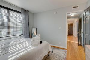 纳什维尔Nashville Flat w/View Walkable -207的白色的卧室设有一张大床和一个窗户
