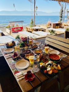İznik伊兹尼克阿斯卡尼亚酒店的海滩上一张带食物盘的桌子