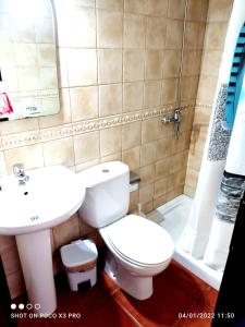 UgaNumero28,Casa Tilama的浴室配有卫生间、盥洗盆和淋浴。