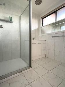 Cape WoolamaiIsland Retreat in Cape Woolamai的带淋浴和玻璃淋浴间的浴室