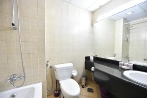 迪拜Budget-Friendly Studio Near Metro - Spacious & Calm - VRN的一间带卫生间、水槽和镜子的浴室