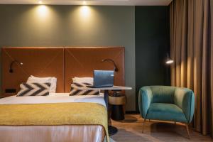 代尔夫特荷兰上海酒店的配有床和笔记本电脑桌的酒店客房