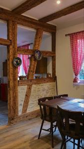 罗塞姆Au repos des vignes, chambres d'hôtes的一间带木桌和椅子的用餐室